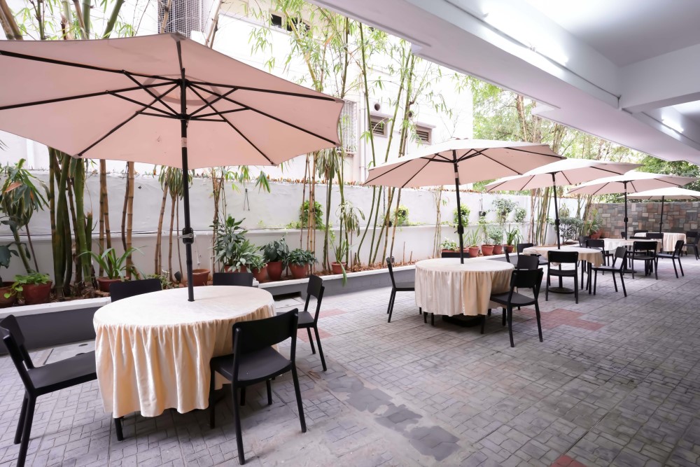 Garden-side dining